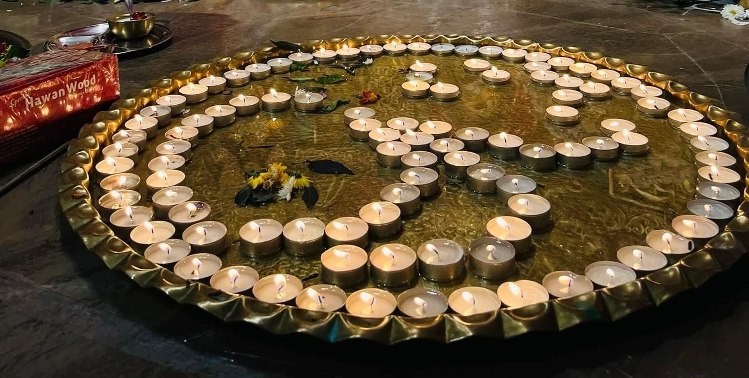 Teelichter in Form eines Om auf einem Messingteller zu Diwali