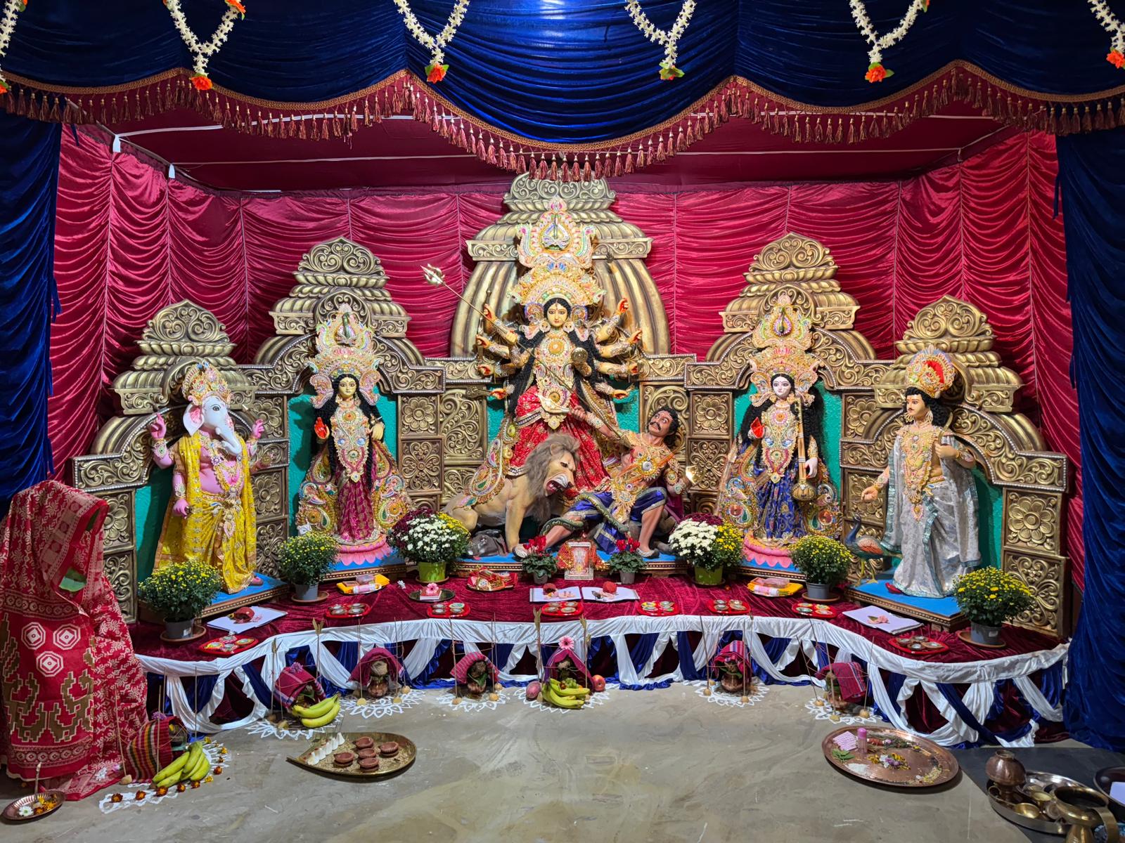 Durga-Pratima im geschmückten Pandal
