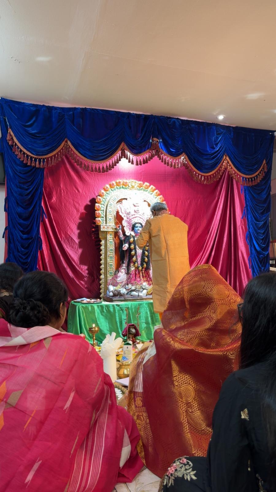 Der Priester bei der Puja vor der Kali-Pratima