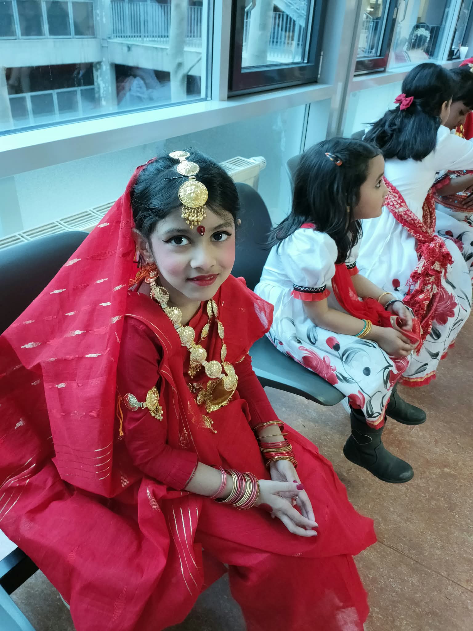 Kinder in traditioneller Kleidung vor ihrem Auftritt beim Kulturabend