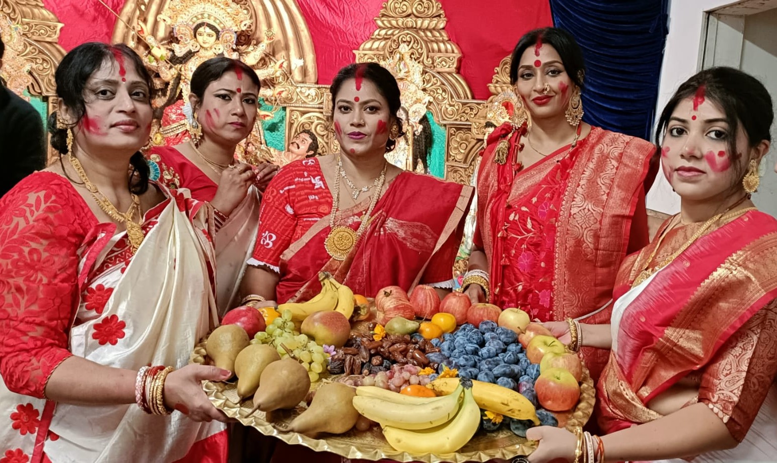Frauen beim Sindoor Khela